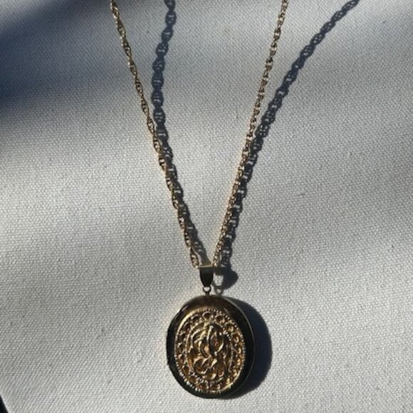 ORNATE GOLD TONE Oval Photo Locket NECKLACE - Picture 5 of 9